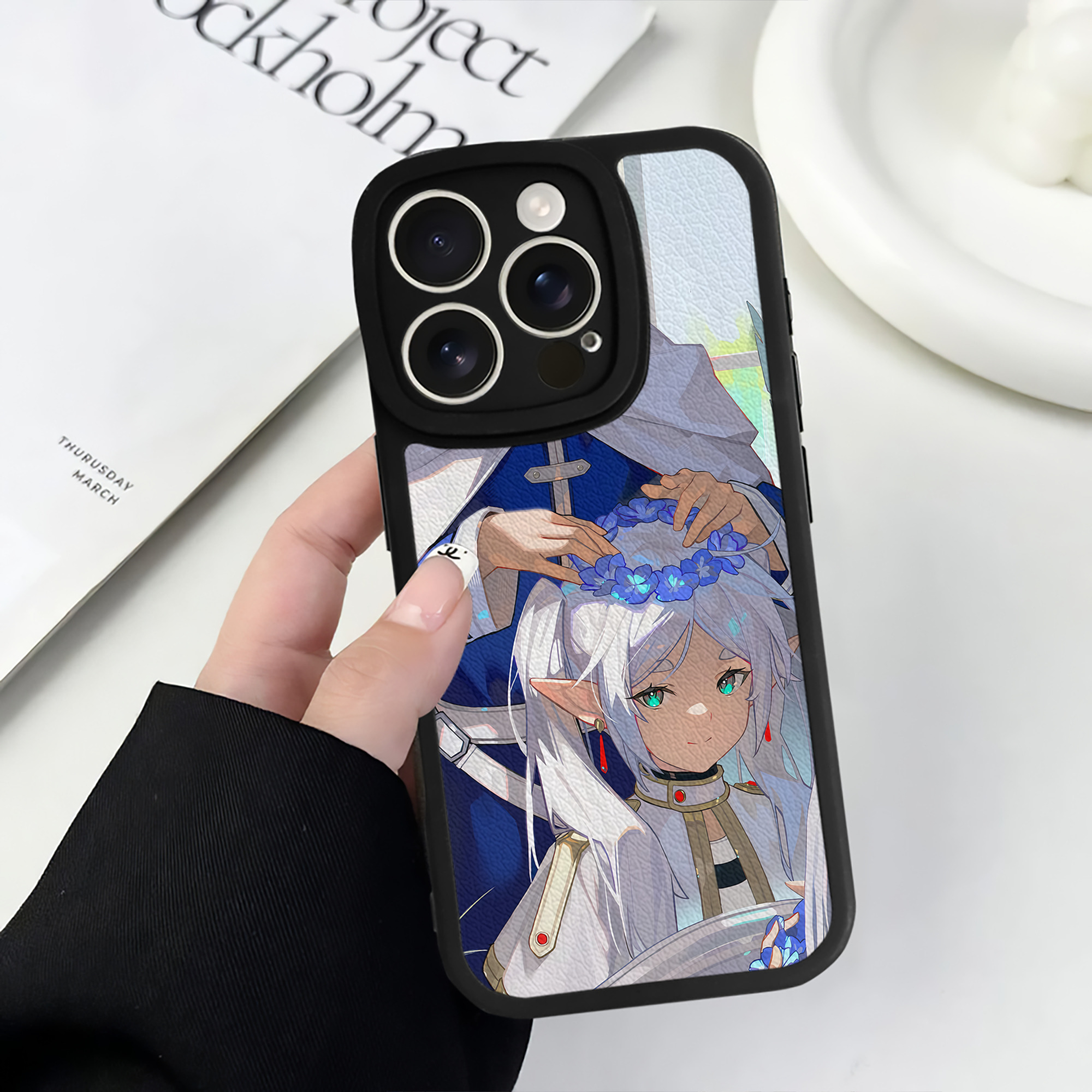 （画像用） 葬送のフリーレン Frieren 【iPhone 16シリーズ対応】シリコンスマホケース（レザー調） 材質：シリコン